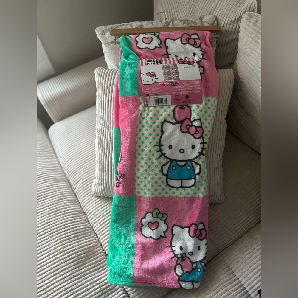 Hello Kitty Apple Blanket